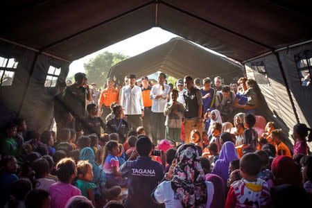 Indonesian President Joko Widodo (C) talks to earthquake victims inside a makeshift tent at Madayin village in Lombok Timur, Indonesia, July 30, 2018. Antara Foto/Ahmad Subaidi/via REUTERS