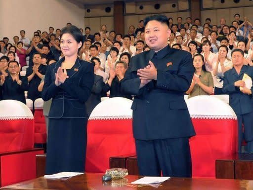 El dirigente norcoreano, Kim Jong Un, y su esposa, Ri Sol-ju, en un concierto