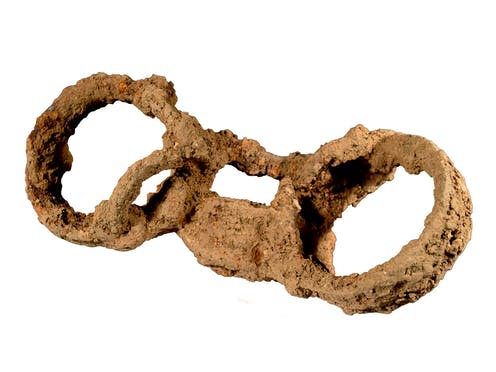 <span class="caption">Roman burial shackles found on the skeleton in Great Casterton</span> <span class="attribution"><span class="source">MOLA</span></span>