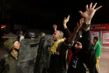 Supporters of Salvador Nasralla, presidential candidate for the Opposition Alliance Against the Dictatorship, argue with military police during a protest to demand the official presidential election results, outside the warehouse of the Supreme Electoral Tribunal in Tegucigalpa, Honduras November 30, 2017. REUTERS/Jorge Cabrera