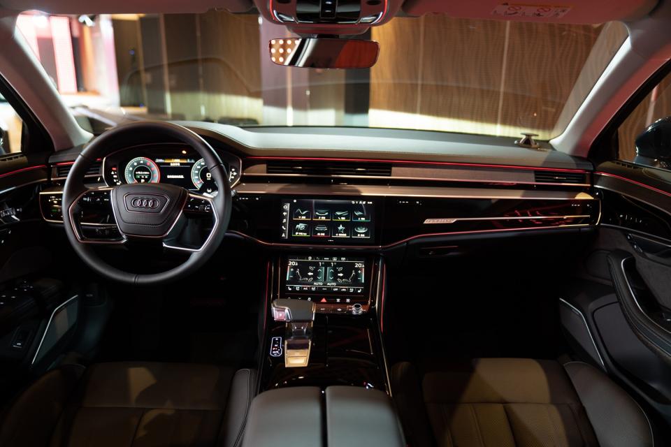 內裝鋪陳維持車系原有的簡約科技風格，同時也針對車室氛圍燈的亮度與渲染效果予以強化。