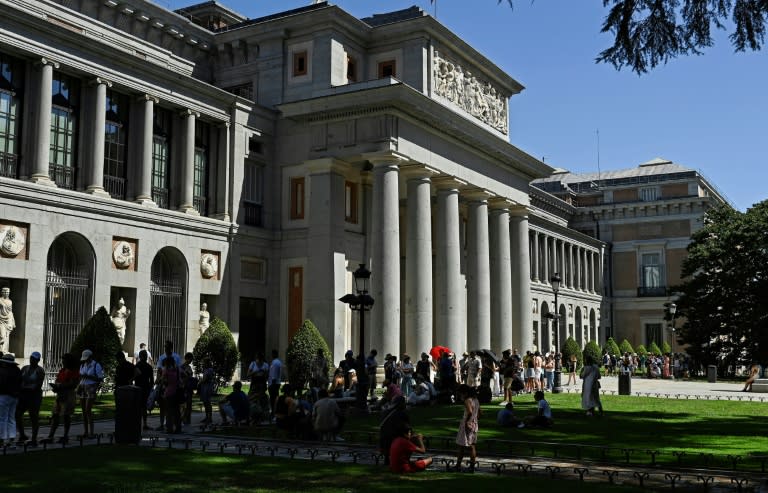 Decenas de personas guardan cola frente al museo el Prado para conseguir una entrada gratuita, el 6 de agosto de 2023 en Madrid (Óscar del Pozo)