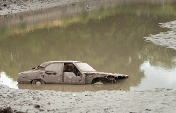 Ford Cortina pulled from Hampstead Heath pond