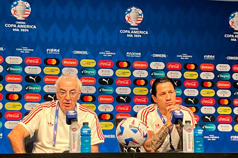 Jorge Fossati y Gianluca Lapadula, en la charla de Perú con los medios