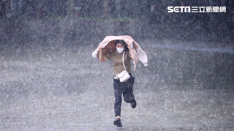 午後暴雨來襲，不少民眾來不及躲雨，被淋成落湯雞。（圖／資料照）