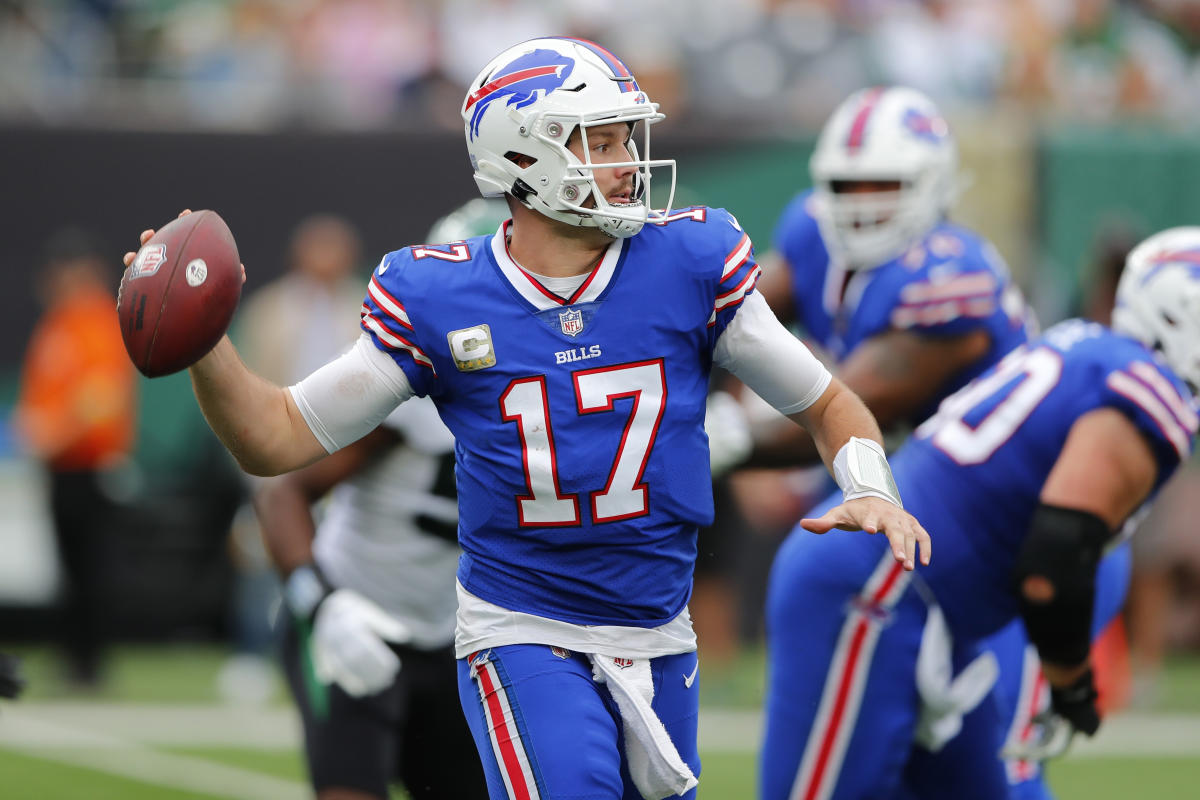 East Rutherford, New Jersey, USA. 08th Sep, 2019. Buffalo Bills quarterback Josh  Allen (17) drops back to pass in the first quarter against the New York  Jets in week 1 of the