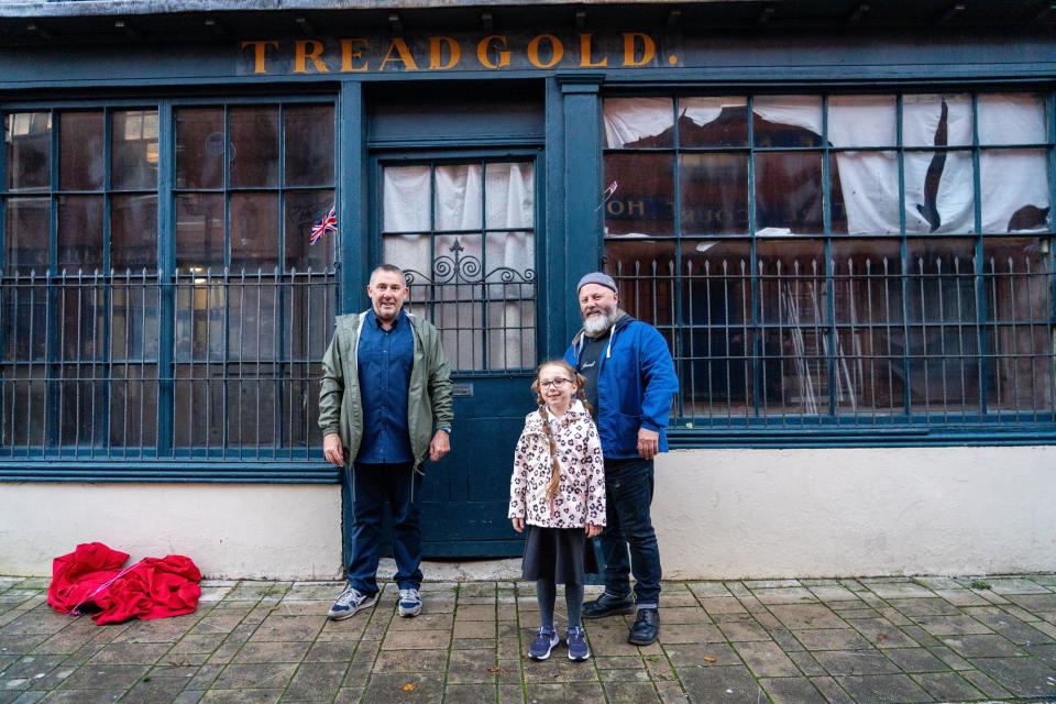 Richard Sexton, Nevaeh Mehmet (6), Pete Codling at the unveiling of the restored 'lion of Portsea'. Photo by Matt Clark