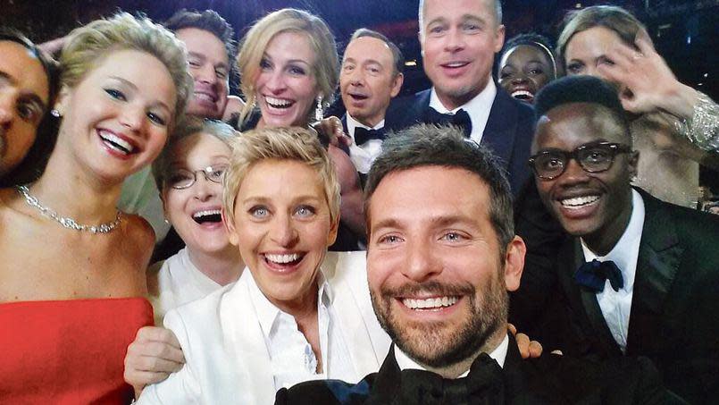 <p>En 2014, la présentatrice Ellen Degeneres a posté sur ses réseaux sociaux un seflie avec de nombreuses stars (Brad Pitt, Jennifer Lawrence, Jared Leto, etc.).<br> La photo a été partagée 2,7 millions de fois sur Twitter. </p>