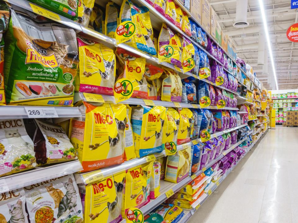 pet store pet food aisle