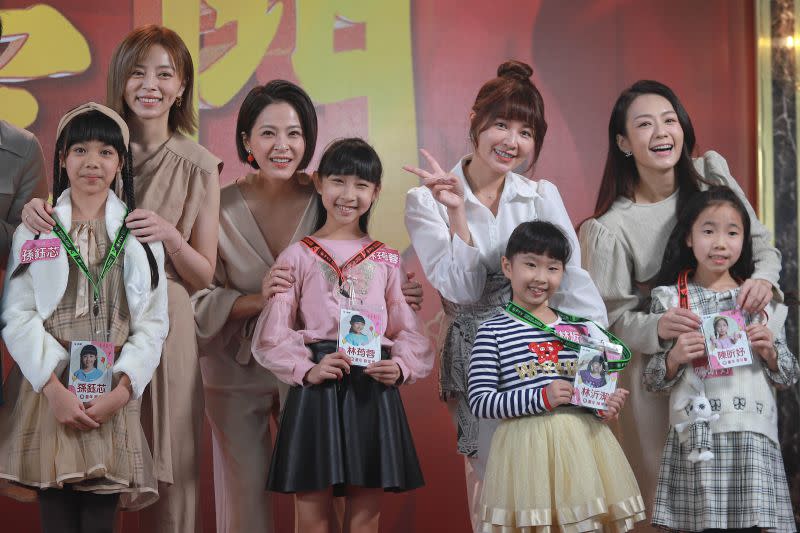 ▲ From left, Wang Tong, Su Yanpei, Xie Jingying, Li Youru and Tong Xing happily met.  (Photo / Popular Television)