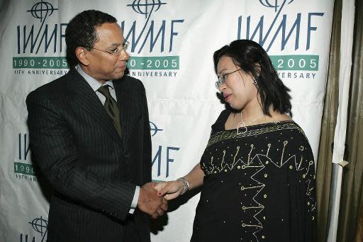 El editor ejecutivo del New York Times, Dean Baquet, saluda a la reportera Sumi Khan el 2 de noviembre de 2005 en Beverly Hills (Getty Images/AFP/Archivos | Vince Bucci)