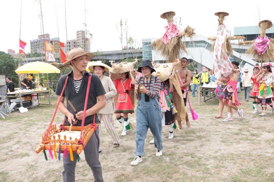 《圖說》圓劇團帶領民眾製作稻草人與遊行演出。〈文化局提供〉