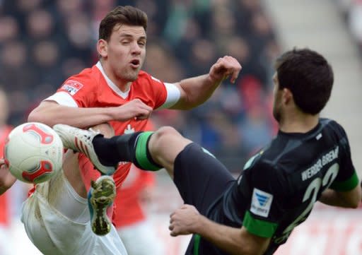 Werder Bremen droht nach wie vor der Abstiegskampf, der seit einiger Zeit umstrittene Trainer Thomas Schaaf steht immer noch unter Beobachtung: Die Bremer kamen am 27. Spieltag nicht über ein 1:1 (0:1) beim FSV Mainz 05 hinaus und warten damit seit sechs Partien auf einen Sieg - immerhin holte Werder nach einem frühen Rückstand noch einen Punkt. Die Mainzer dürfen sich nach dem siebten Spiel ohne Niederlage in Folge weiter Hoffnungen auf die Europacup-Teilnahme machen. Das Foto zeigt den Mainzer Adam Szalai (l.) und den für Bremen spielenden Sokratis Papastathopoulos beim Kampf um den Ball