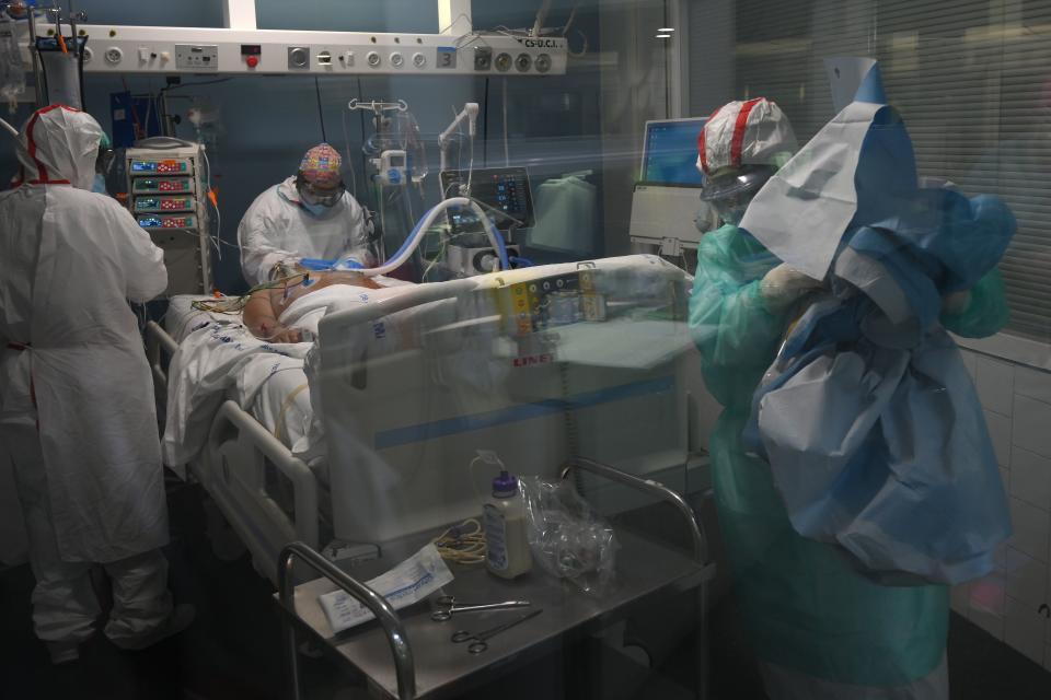 Tanto el número de contagios como la incidencia acumulada están alcanzando sus máximos en España desde el inicio de la pandemia en estos días de enero y los hospitales están al borde del colapso. (Foto: Lluis Gene / AFP / Getty Images).