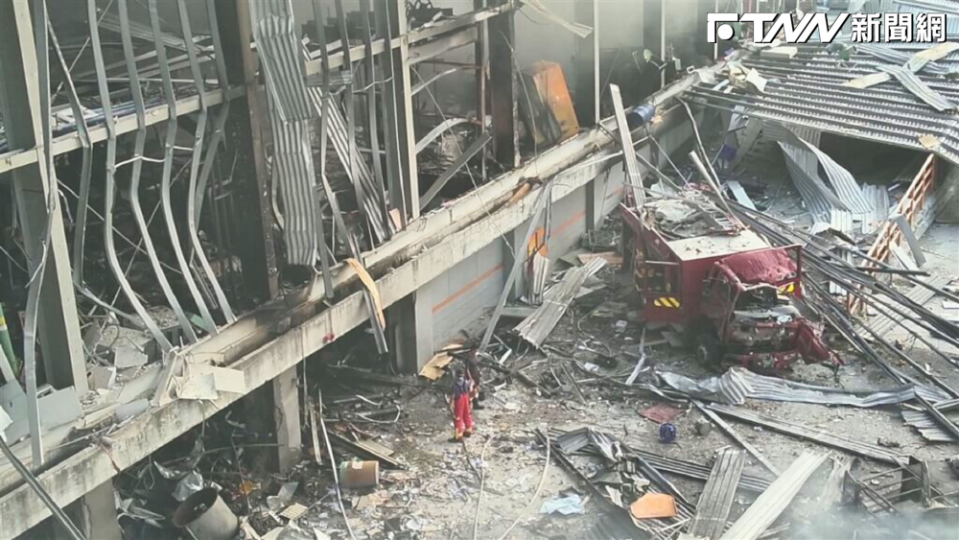 屏東高爾夫球代工廠「明揚國際」廠房22日晚間發生爆炸事故，釀成10死悲劇，其中還包含4名消防員殉職。（圖／屏東縣政府提供）