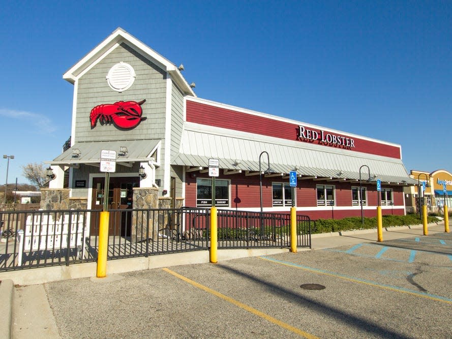 The outside of a Red Lobster restaurant