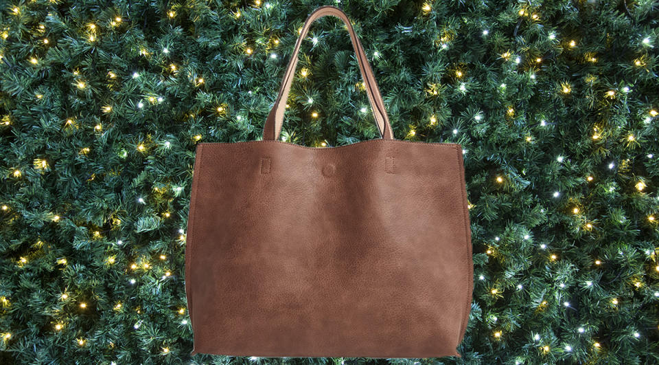 Over 1,600 reviewers love this reversible tote. (Photo: Nordstrom)