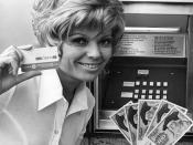 Am 27. Mai 1968 schaffte es der Geldautomat auch nach Deutschland. EC-Karten kamen allerdings erst später dazu. Zu Beginn war es lediglich 1.000 Kunden erlaubt, Bargeld abzuheben. Dafür brauchten sie nicht nur einen Spezialschlüssel für den Tresor und eine ID-Karte, sondern auch Lochkarten, die als Auszahlungsbelege dienten. (Bild-Copyright: ullstein bild/Kontributor/Getty Images)