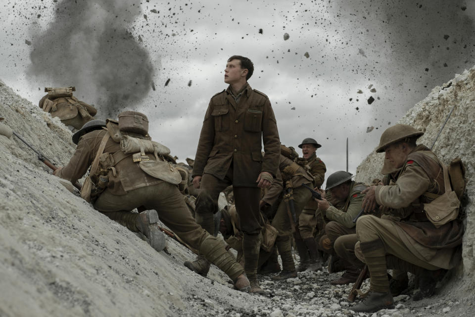 En esta imagen difundida por Universal Pictures, George MacKay, en el centro, en una escena de "1917" de Sam Mendes. (François Duhamel/Universal Pictures via AP)