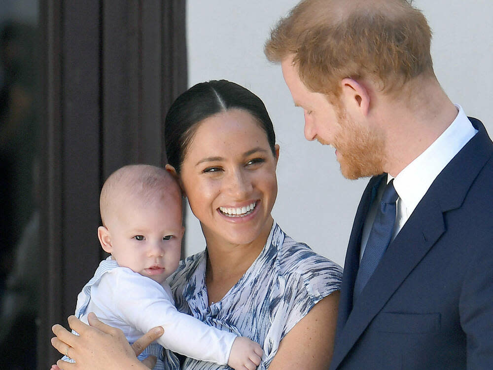 Herzogin Meghan mit ihrem Sohn Archie und ihrem Ehemann Prinz Harry bei einem Termin 2019 (Bild: imago images/Starface)