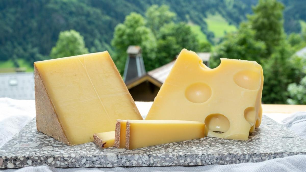 In der Schweiz kann man beim Wandern entlang der Alpen Käse kaufen