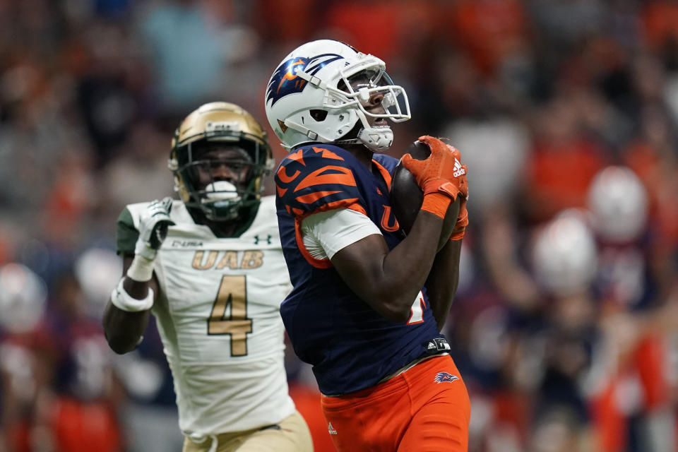 UTSA wide receiver Zakhari Franklin, right catches a pass for a touchdown in front of UAB cornerback Starling Thomas V, left, during the second half of an NCAA college football game, Saturday, Nov. 20, 2021, in San Antonio. (AP Photo/Eric Gay)