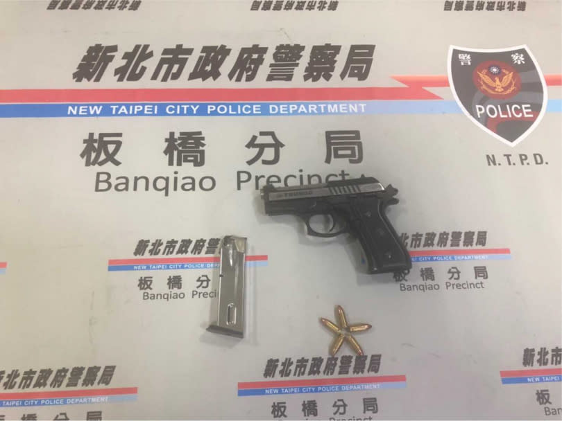 警方在趙男車上搜出1把改造手槍及5顆子彈。（圖／翻攝畫面）