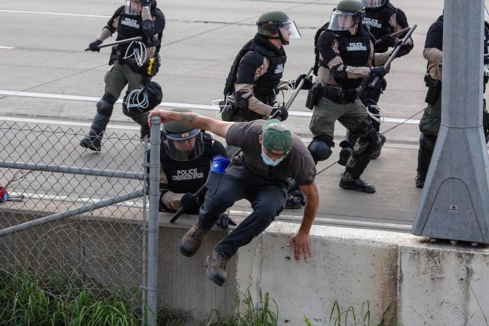 <p>Police force protesters off the freeway they closed down in Minneapolis. </p>