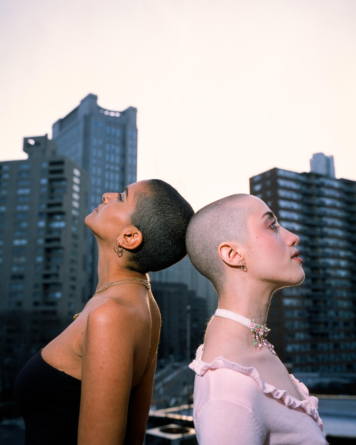 Rita Melssen, a la izquierda, y Clara Pelrmutter en Nueva York, el 18 de marzo de 2022. (OK McCausland/The New York Times)