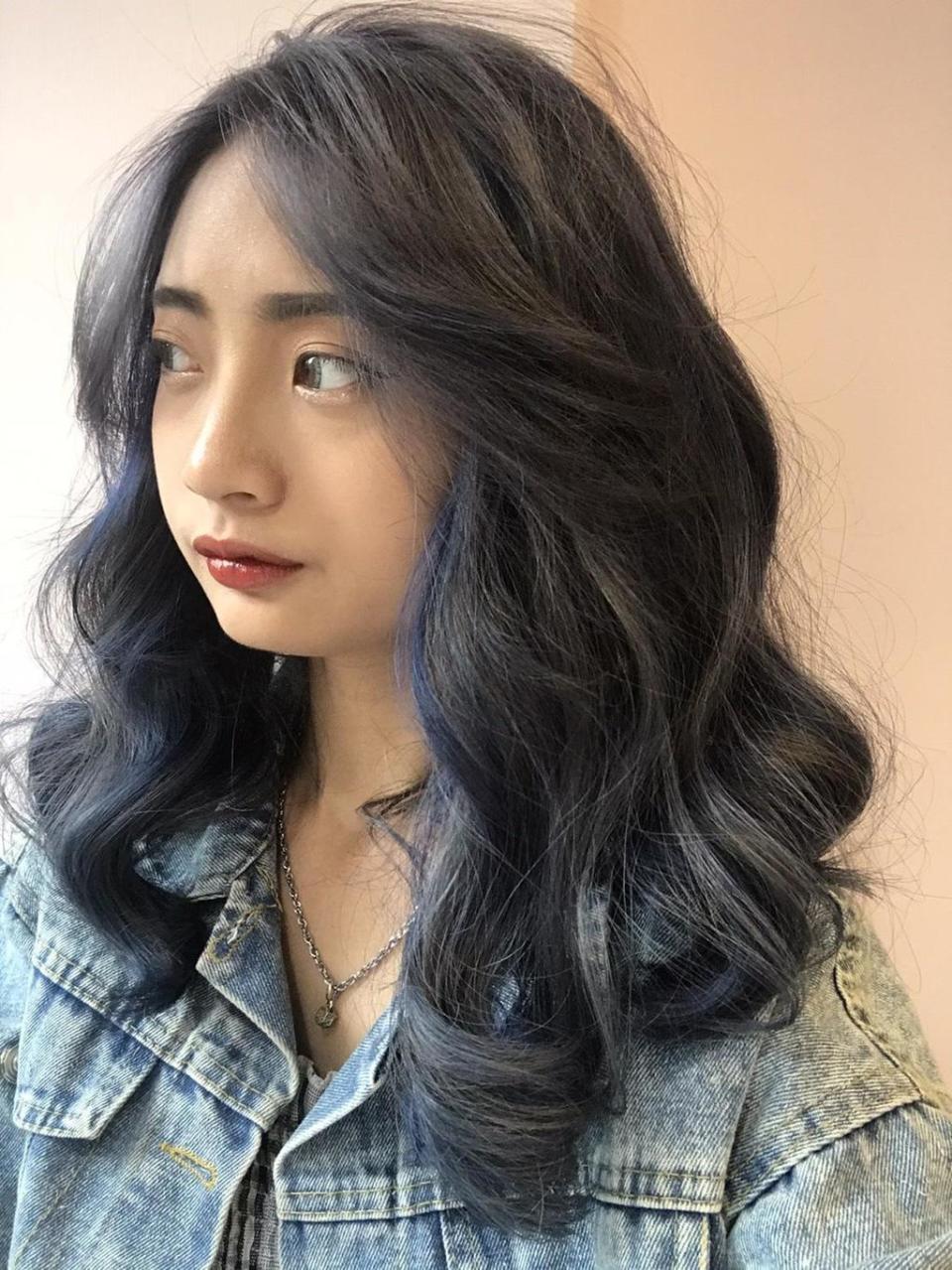 「偽低調」的隱藏式特殊色染髮，主色特調個性灰，ᴍɪx藍莓冰沙色