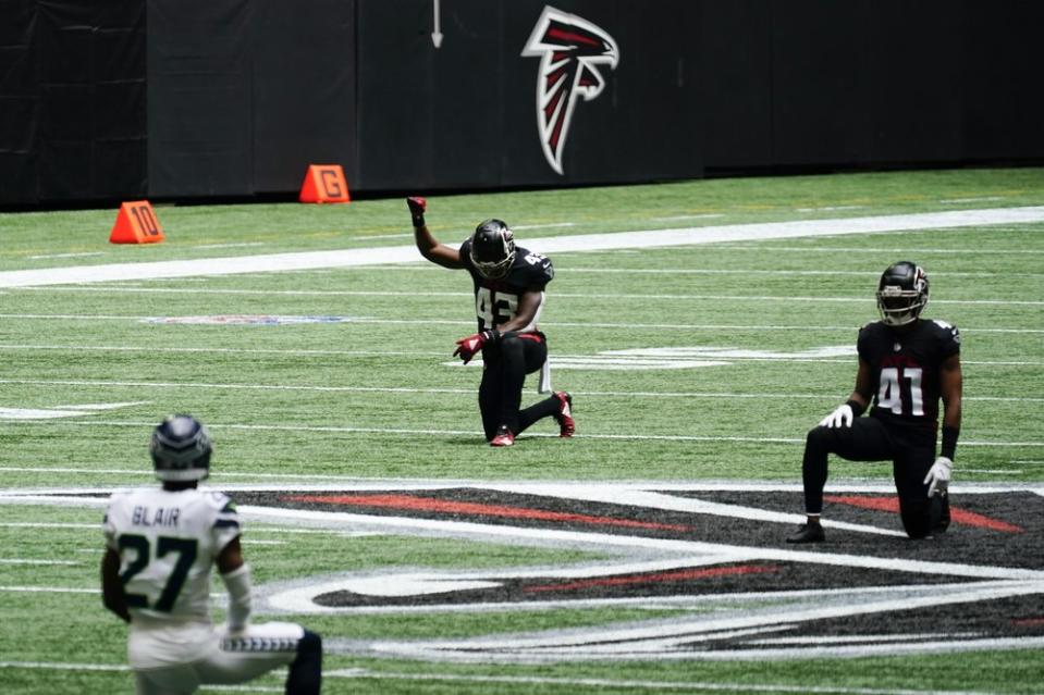 Atlanta Falcons and Seattle Seahawks players kneel to remember civil rights leader John Lewis (AP Photo / Brynn Anderson )