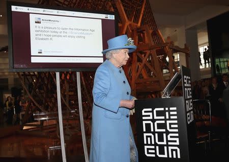 Britain's Queen Elizabeth sends her first Tweet during a visit to the 'Information Age' Exhibition at the Science Museum, in London October 24, 2014. REUTERS/Chris Jackson/Pool