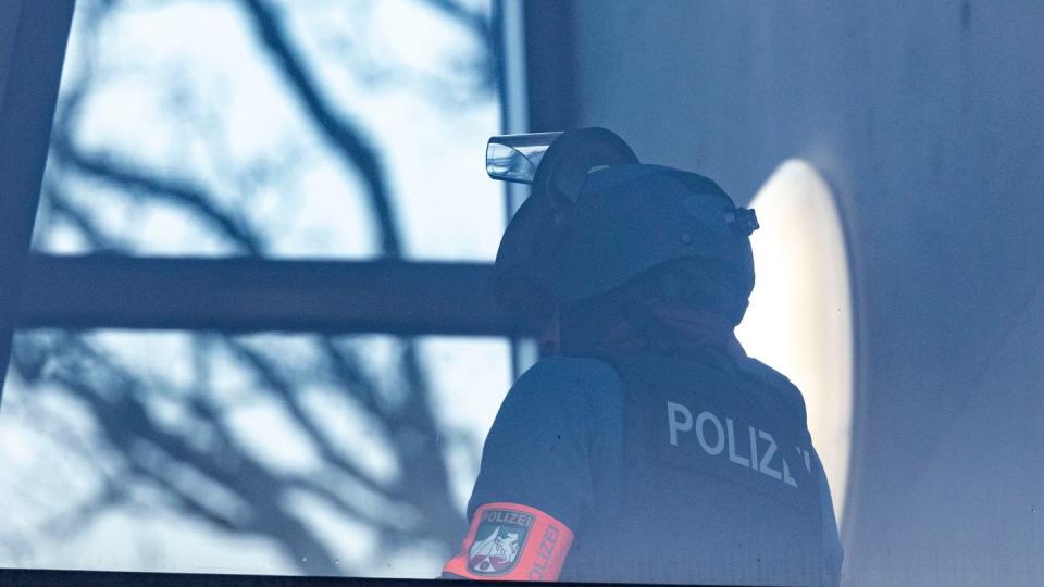 Die Polizei durchsuchte das Gebäude und sperrte es weiträumig ab. (Bild: Christoph Reichwein/dpa)