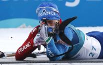 <p>Oro: 55 000 dólares<br> Plata: 22 000 dólares<br> Bronce: 14 000 dólares<br> La francesa Anais Bescond ganó la medalla de bronce en el biatlón femenino de 15 km en los Juegos Olímpicos de 2018 (<em>REUTERS</em> / Toby Melville). </p>