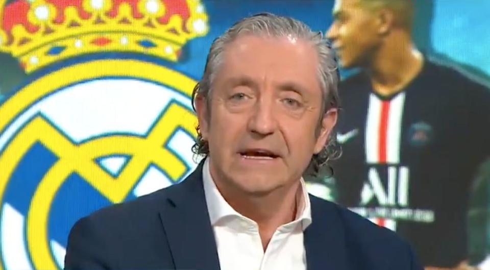 Josep Pedrerol en el plató de 'El chiringuito de jugones' dando una información importante sobre el posible fichaje de Kylian Mbappé por el Real Madrid. (Fuente: Twitter/@elchiringuitotv)