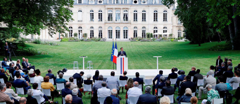 Le président Emmanuel Macron, dans les jardins du palais de l'Élysée, devant les 150 membres de la Convention citoyenne pour le climat, le 29 juin.
