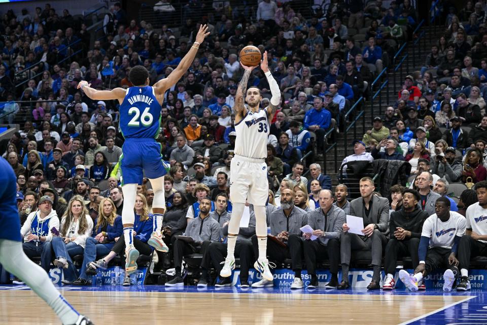 Kyle Kuzma shoots against Spencer Dinwiddie