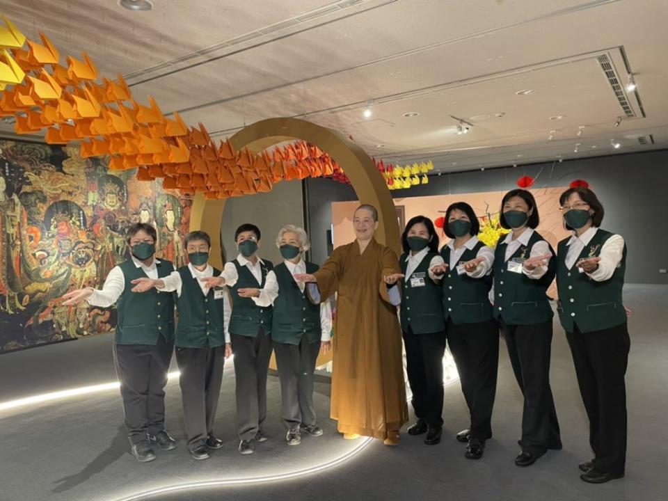 佛光緣美術館高雄館展出「密師白兔之富樂吉祥」，祝福大家在兔年吉祥如意。　（記者王正平攝）