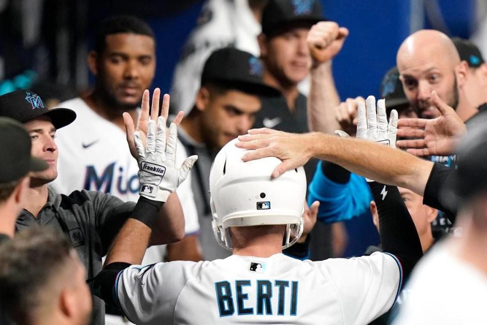 El segunda base de los Marlins Jon Berti recibe el saludo de sus compañeros de equipo luego de pegar un jonrón en el tercer inning del partido ante los Cachorros de Chicago, celebrado el 19 de septiembre de 2022 en Miami.