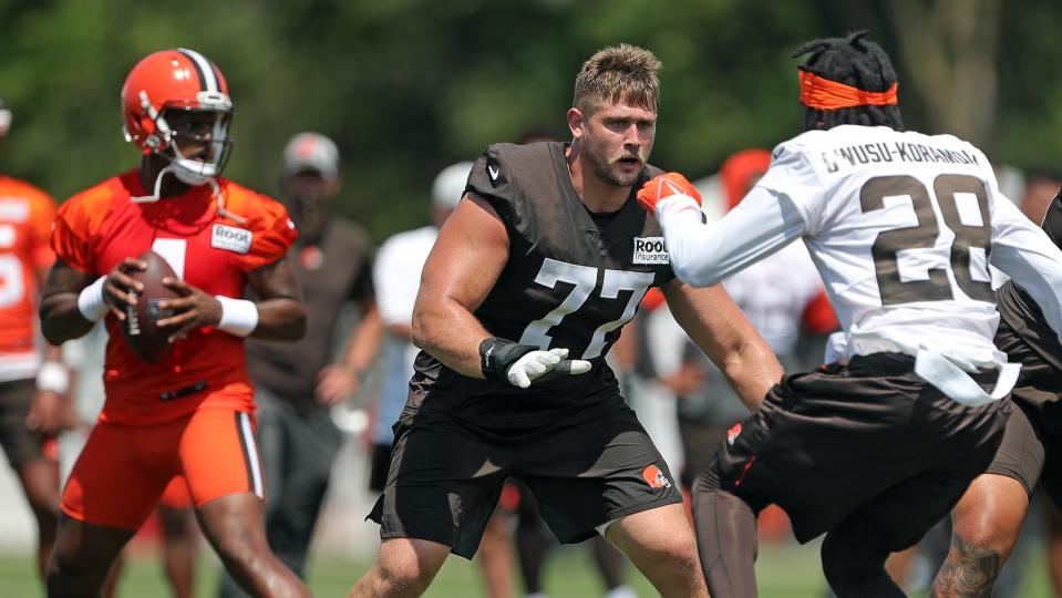 Cleveland Browns guard Wyatt Teller, center, works against linebacker Jeremiah Owusu-Koramoah during the NFL football team's football training camp in Berea in 2022.