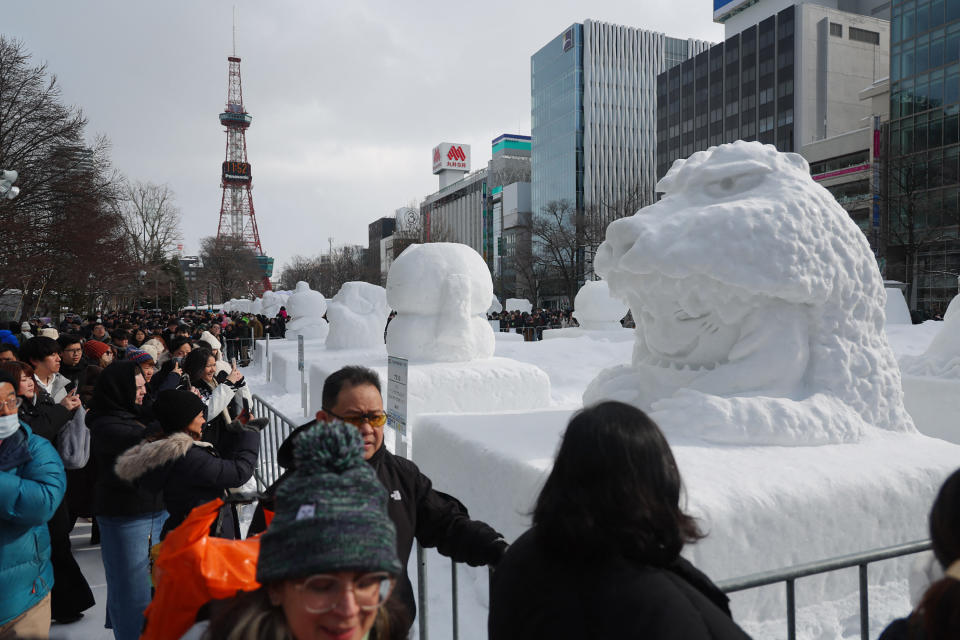 日本北海道冬季特色活動之一的「札幌雪祭」4日在札幌市開幕，總計展出196座雪雕及冰雕。（STR/JIJI PRESS/AFP/Getty Images）
