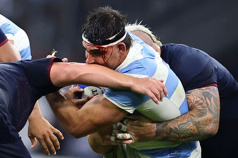 Pablo Matera es tackleado por el inglés Joe Marler, en la dura derrota del debut