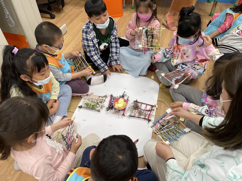 「自然素材的日常採集」主題課程 龜山國小附幼學生共同完成自然物編織創作