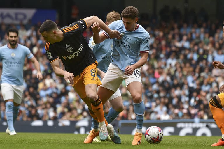 Julian Álvarez, ante Marc Roca, de Leeds