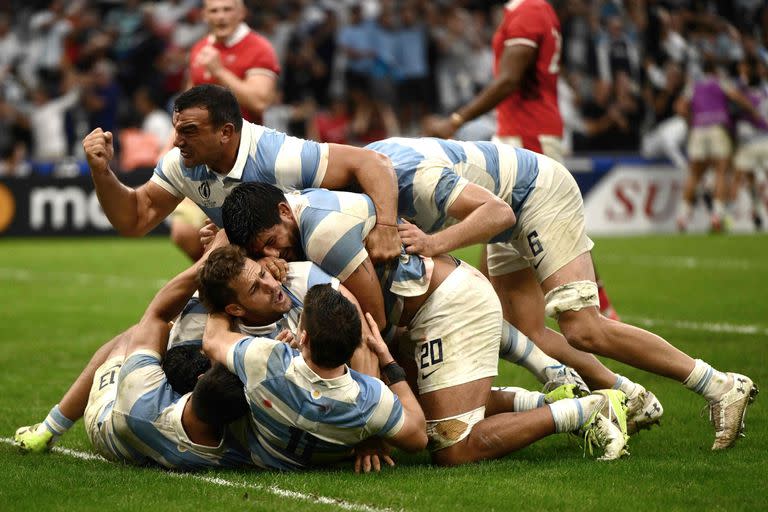 Los jugadores argentinos, encabezados pro Agustín Creevy, celebrando con Nicolás Sánchez, autor de un try ante Gales, el sábado pasado en Marsella