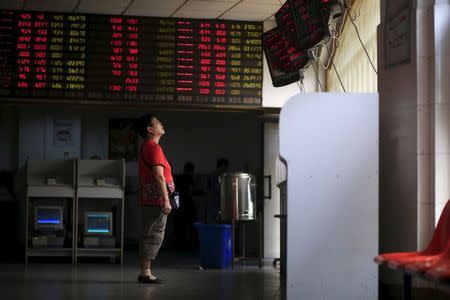 An investor looks at electronic boards showing stock information at a brokerage house in Shanghai, China, September 1, 2015. Chinese stocks got September off to a rocky ride on Tuesday, with main indexes tumbling 5 percent at one point as weak manufacturing data laid bare the daunting challenge faced by Beijing as it races to revive a stumbling economy. REUTERS/Aly Song