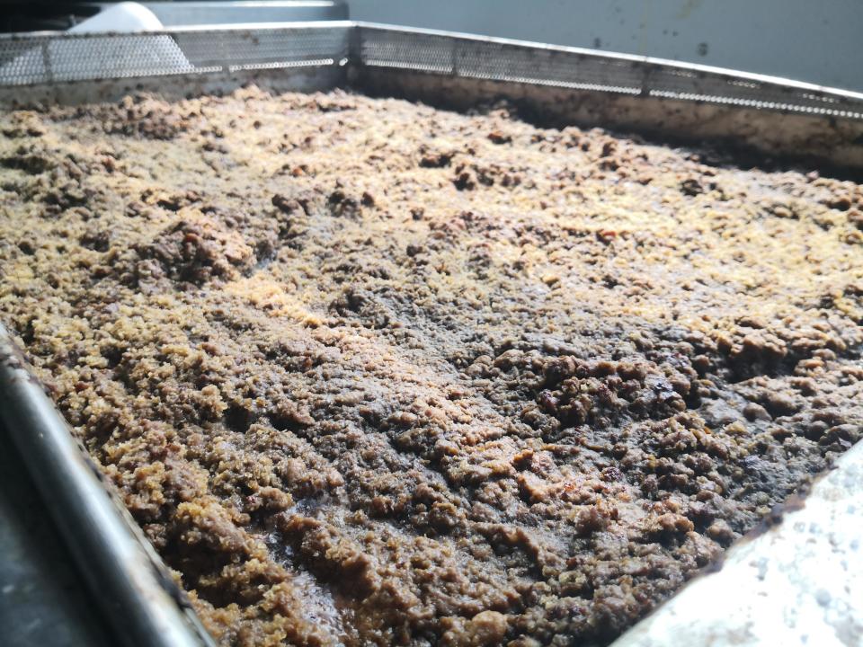 工場內放了一缸正在發酵的豉油，是專門用來製臘腸用的。