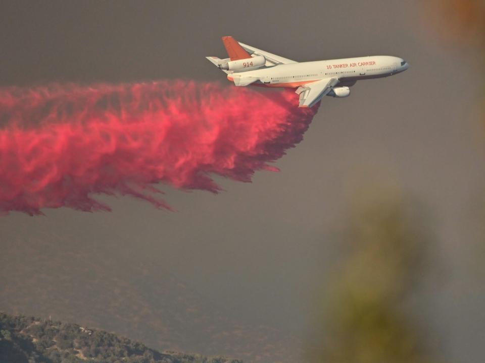 Douglas DC-10 firefighting plane