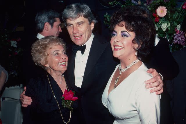 <p>Sonia Moskowitz/Getty</p> John Warner, Sara Sothern and Elizabeth Taylor in 1981