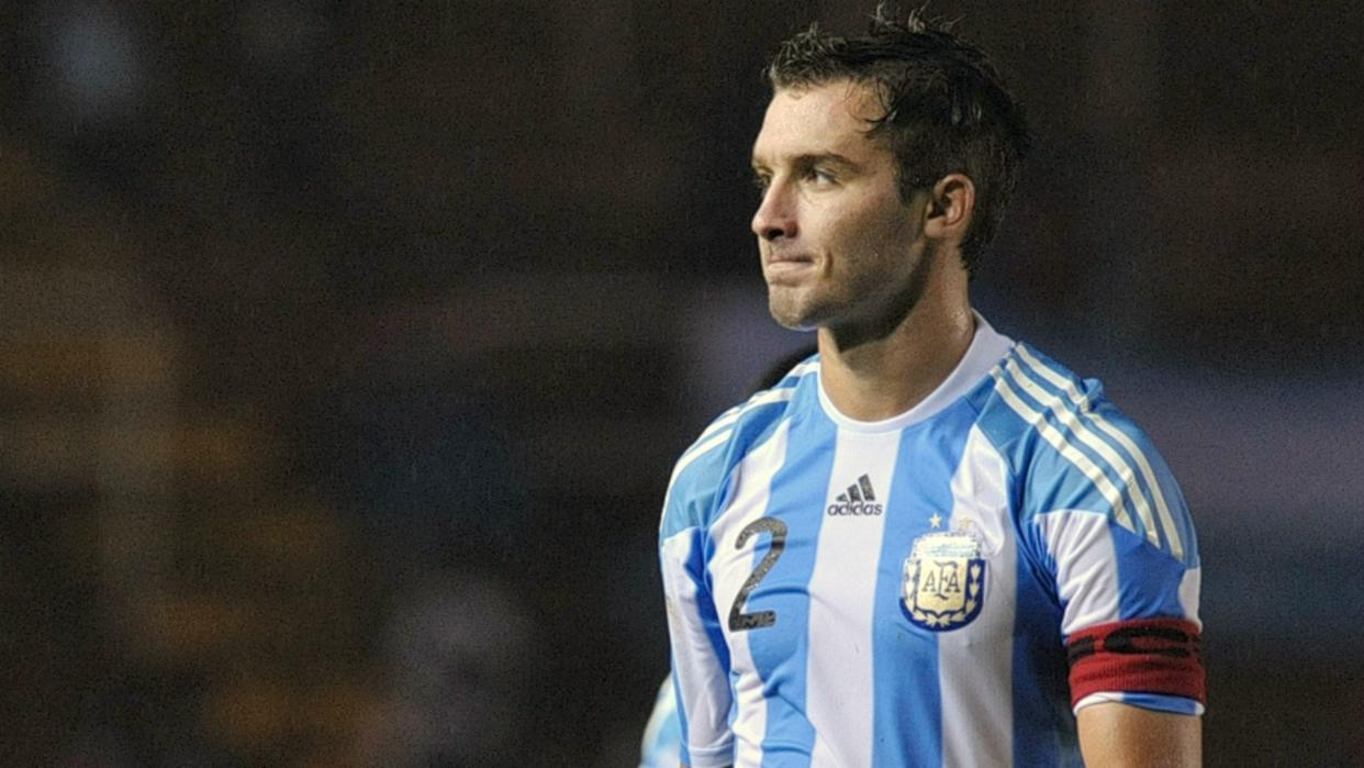 Germán Pezzella no fue reconocido por la seguridad privada del predio de la Selección Argentina y tuvo que mostrar su documento. Foto: Goal.com